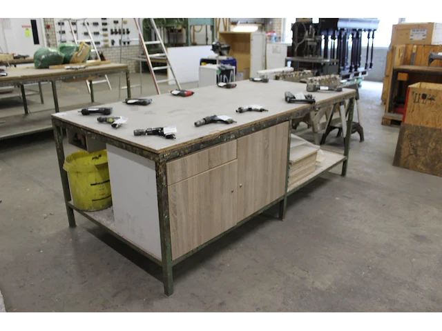 Werktafel 252 x 123 x 94 cm met metalen onderstel, deur, lade en onderplateau. let op! exclusief genummerd... - afbeelding 2 van  4