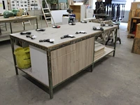 Werktafel 252 x 123 x 94 cm met metalen onderstel, deur, lade en onderplateau. let op! exclusief genummerd... - afbeelding 2 van  4