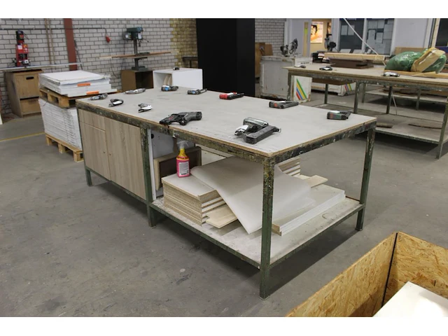 Werktafel 252 x 123 x 94 cm met metalen onderstel, deur, lade en onderplateau. let op! exclusief genummerd... - afbeelding 3 van  4