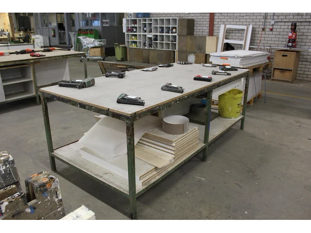 Werktafel 252 x 123 x 94 cm met metalen onderstel, deur, lade en onderplateau. let op! exclusief genummerd... - afbeelding 4 van  4