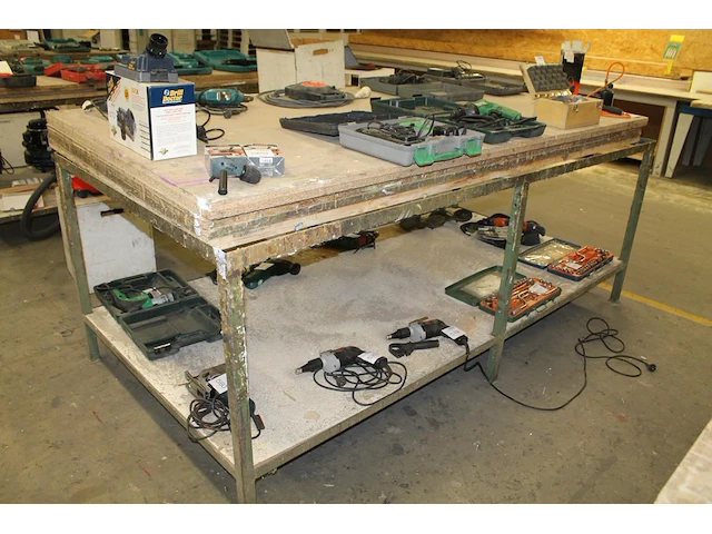 Werktafel 252 x 123 x 94 cm met metalen onderstel en onderplateau. let op! exclusief genummerde producten i... - afbeelding 1 van  2
