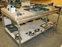 Werktafel 252 x 123 x 94 cm met metalen onderstel en onderplateau. let op! exclusief genummerde producten i... - afbeelding 1 van  2
