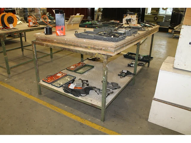 Werktafel 252 x 123 x 94 cm met metalen onderstel en onderplateau. let op! exclusief genummerde producten i... - afbeelding 2 van  2