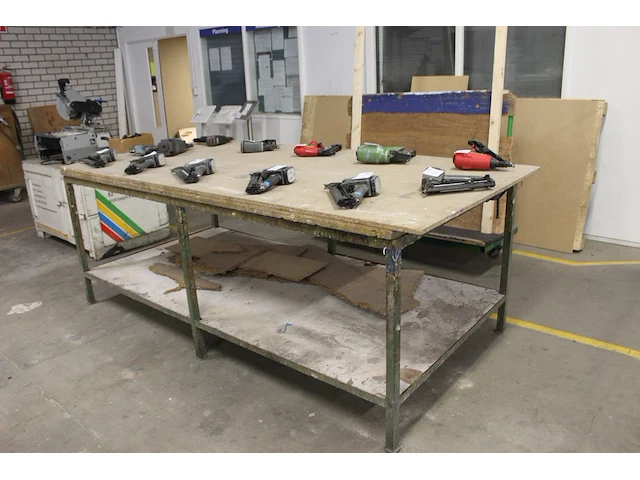 Werktafel 252 x 123 x 94 cm met metalen onderstel en onderplateau. let op! exclusief genummerde producten ... - afbeelding 1 van  5
