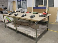 Werktafel 252 x 123 x 94 cm met metalen onderstel en onderplateau. let op! exclusief genummerde producten ... - afbeelding 1 van  5