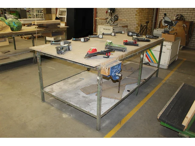 Werktafel 252 x 123 x 94 cm met metalen onderstel en onderplateau. let op! exclusief genummerde producten ... - afbeelding 2 van  5