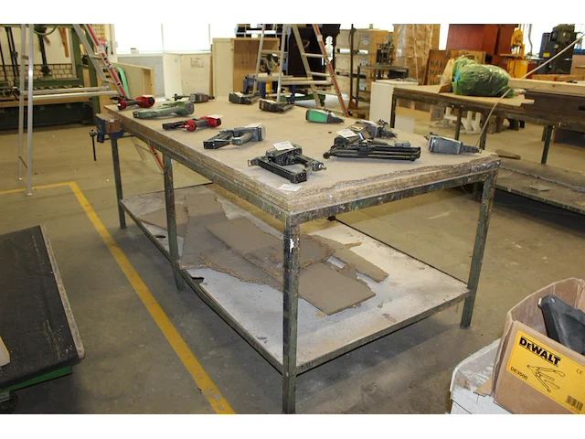 Werktafel 252 x 123 x 94 cm met metalen onderstel en onderplateau. let op! exclusief genummerde producten ... - afbeelding 3 van  5