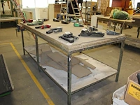 Werktafel 252 x 123 x 94 cm met metalen onderstel en onderplateau. let op! exclusief genummerde producten ... - afbeelding 3 van  5
