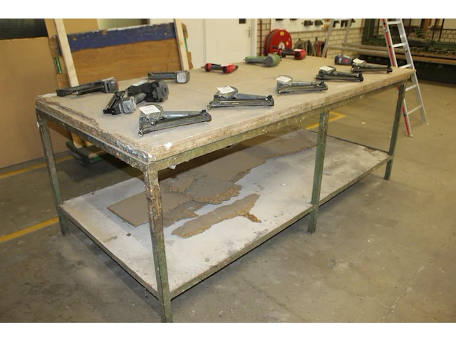 Werktafel 252 x 123 x 94 cm met metalen onderstel en onderplateau. let op! exclusief genummerde producten ... - afbeelding 4 van  5