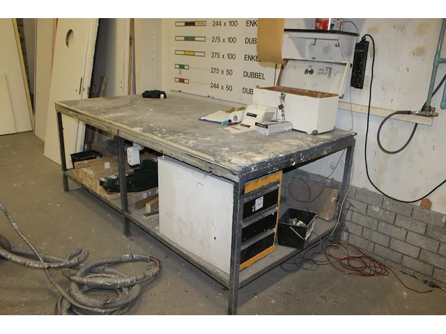 Werktafel 252 x 123 x 94 cm met metalen onderstel en onderplateau. - afbeelding 1 van  2