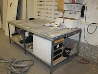 Werktafel 252 x 123 x 94 cm met metalen onderstel en onderplateau. - afbeelding 1 van  2