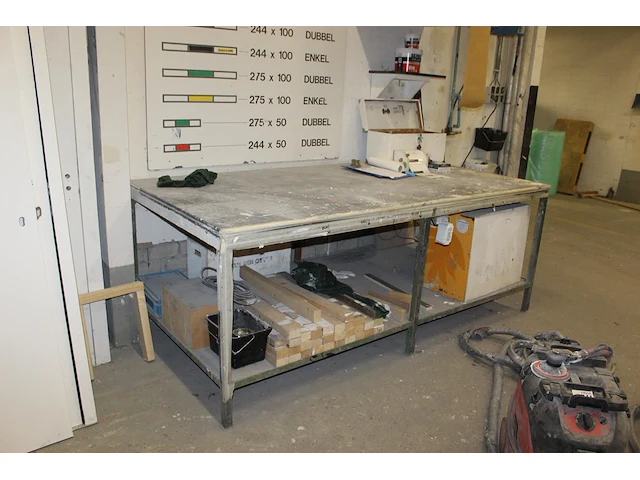 Werktafel 252 x 123 x 94 cm met metalen onderstel en onderplateau. - afbeelding 2 van  2