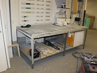 Werktafel 252 x 123 x 94 cm met metalen onderstel en onderplateau. - afbeelding 2 van  2