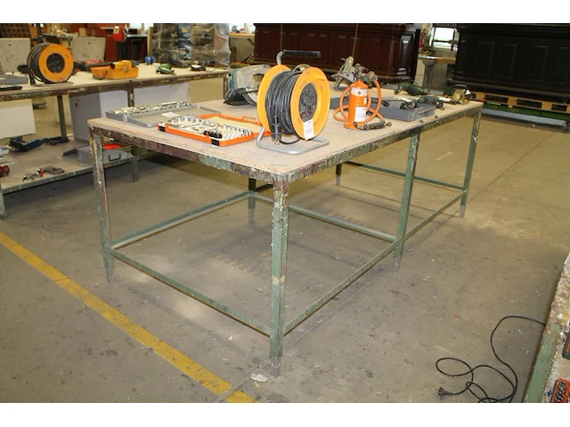 Werktafel 252 x 123 x 94 cm met metalen onderstel. let op! exclusief genummerde producten in en op werkban... - afbeelding 1 van  1