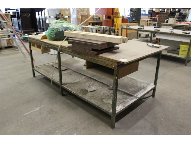 Werktafel 252 x 123 x 94 cm met metalen onderstel. let op! exclusief genummerde producten in en op werkban... - afbeelding 1 van  4