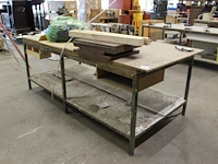 Werktafel 252 x 123 x 94 cm met metalen onderstel. let op! exclusief genummerde producten in en op werkban... - afbeelding 1 van  4