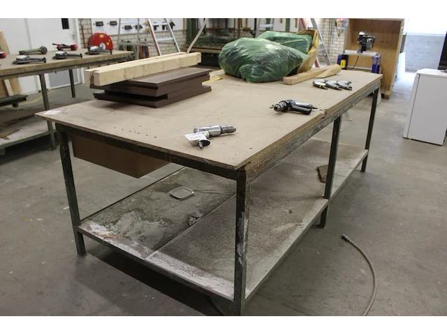 Werktafel 252 x 123 x 94 cm met metalen onderstel. let op! exclusief genummerde producten in en op werkban... - afbeelding 2 van  4