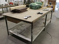 Werktafel 252 x 123 x 94 cm met metalen onderstel. let op! exclusief genummerde producten in en op werkban... - afbeelding 2 van  4