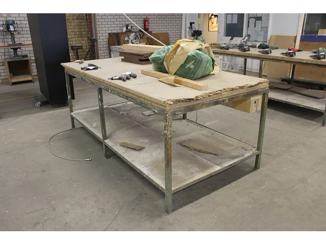 Werktafel 252 x 123 x 94 cm met metalen onderstel. let op! exclusief genummerde producten in en op werkban... - afbeelding 3 van  4
