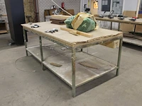 Werktafel 252 x 123 x 94 cm met metalen onderstel. let op! exclusief genummerde producten in en op werkban... - afbeelding 3 van  4