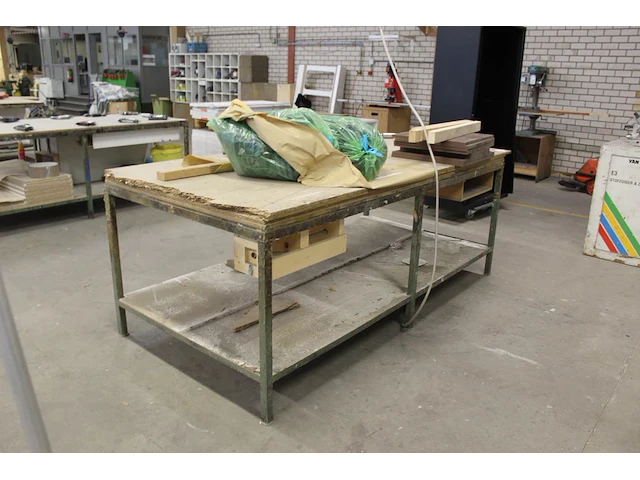 Werktafel 252 x 123 x 94 cm met metalen onderstel. let op! exclusief genummerde producten in en op werkban... - afbeelding 4 van  4