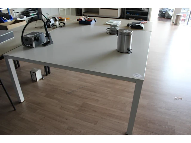Werktafel afm. 160 x 160 x 74 cm - afbeelding 2 van  2