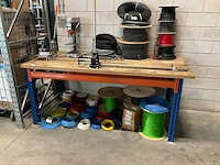 Werktafel met 2 gemonteerde knipscharen - afbeelding 1 van  4