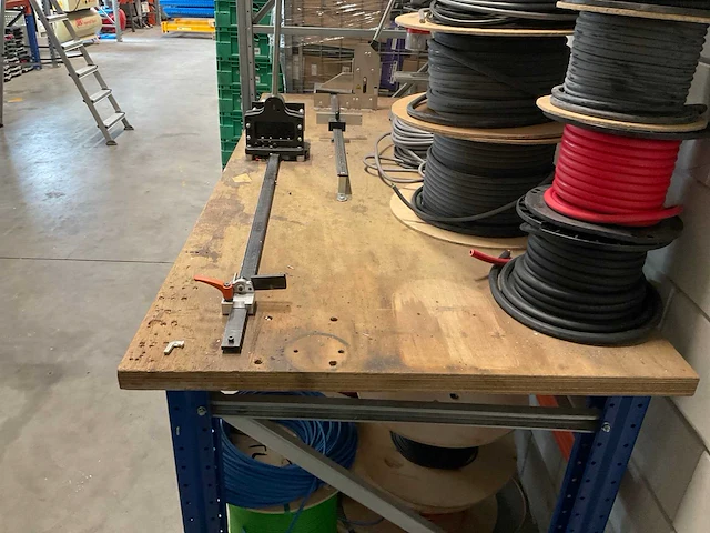Werktafel met 2 gemonteerde knipscharen - afbeelding 2 van  4