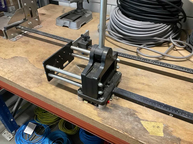 Werktafel met 2 gemonteerde knipscharen - afbeelding 3 van  4