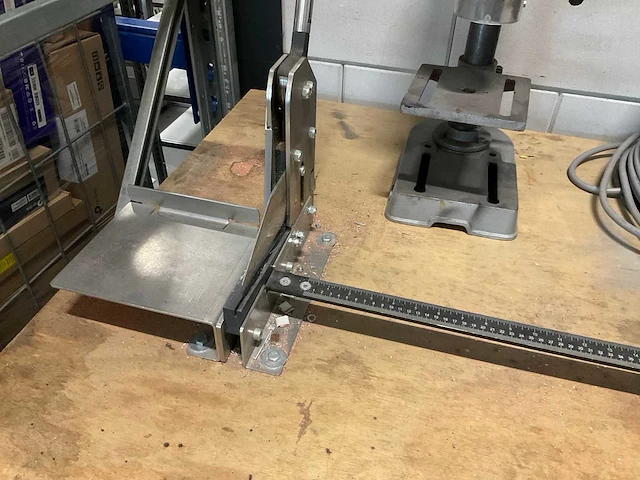 Werktafel met 2 gemonteerde knipscharen - afbeelding 4 van  4