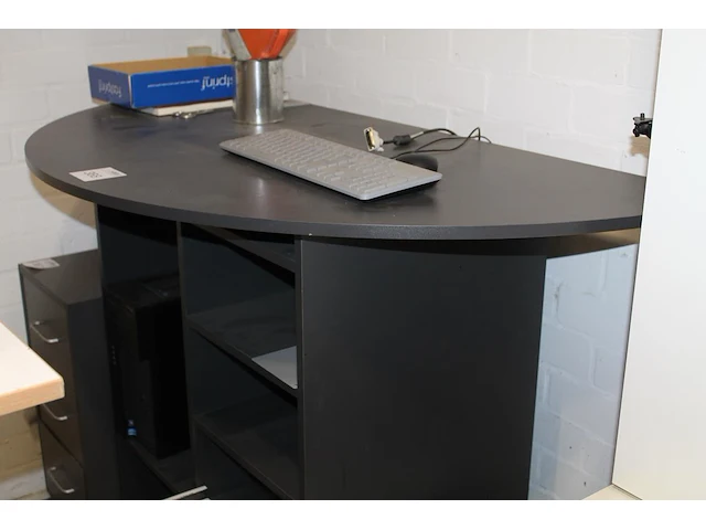 Werktafel met afgerond blad en zes vakken. afmeting 150 x 75 x 113 cm - afbeelding 1 van  2