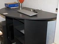 Werktafel met afgerond blad en zes vakken. afmeting 150 x 75 x 113 cm - afbeelding 1 van  2