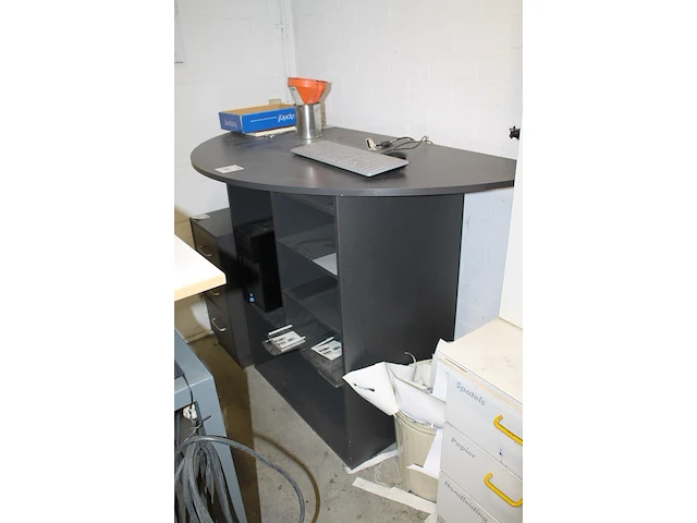 Werktafel met afgerond blad en zes vakken. afmeting 150 x 75 x 113 cm - afbeelding 2 van  2