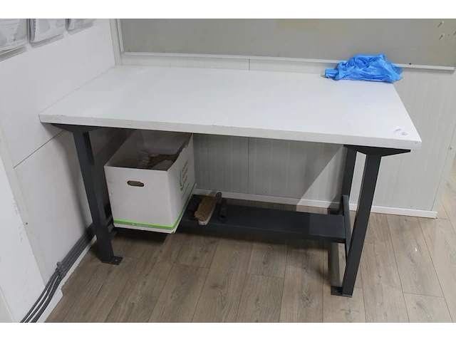 Werktafel met afmeting 155 x 76 x 86 cm. - afbeelding 1 van  2