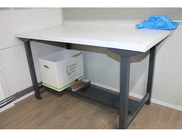 Werktafel met afmeting 155 x 76 x 86 cm. - afbeelding 2 van  2