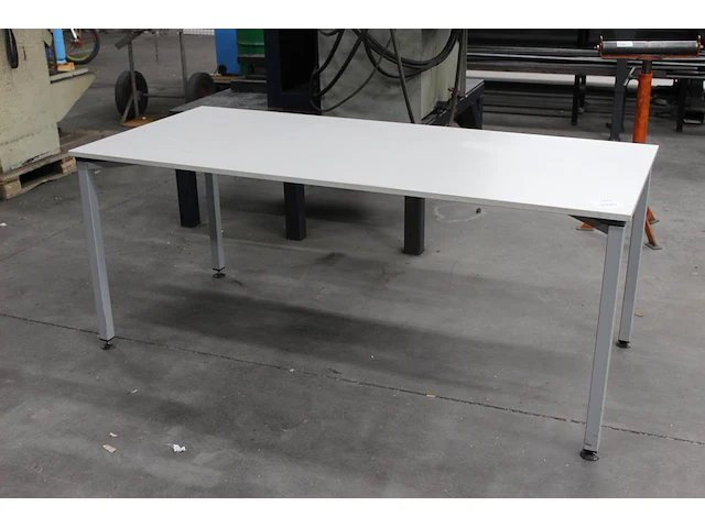 Werktafel met afmeting 180 x 80 x 74 cm. - afbeelding 1 van  1