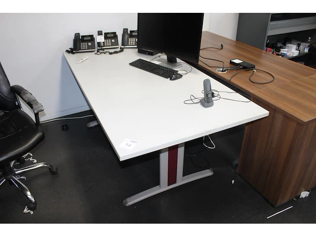 Werktafel met afmeting 180 x 90 cm. in hoogte verstelbaar. - afbeelding 1 van  2