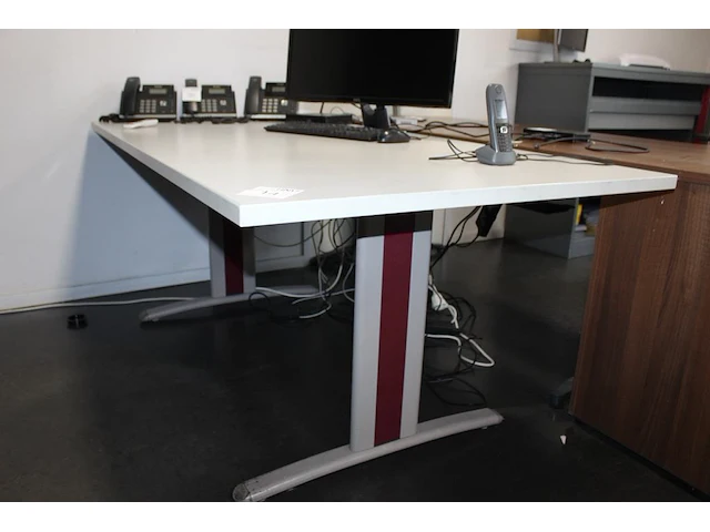 Werktafel met afmeting 180 x 90 cm. in hoogte verstelbaar. - afbeelding 2 van  2