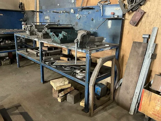 Werktafel met bankschroef - afbeelding 1 van  3