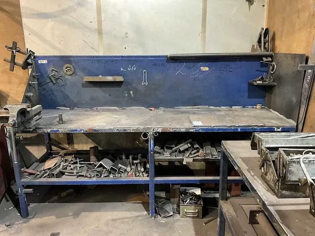 Werktafel met bankschroef - afbeelding 1 van  3