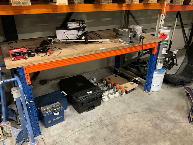 Werktafel met bankschroef - afbeelding 1 van  2