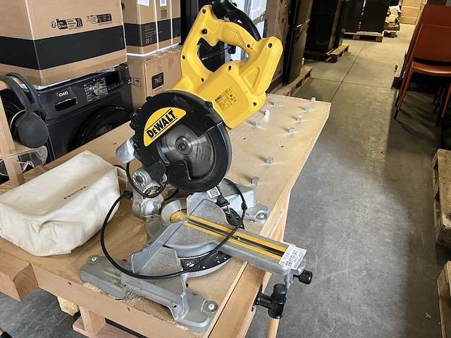 Werktafel met dewalt dws774-qs afkortzaag - afbeelding 7 van  10