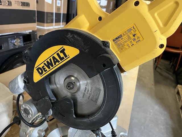 Werktafel met dewalt dws774-qs afkortzaag - afbeelding 8 van  10
