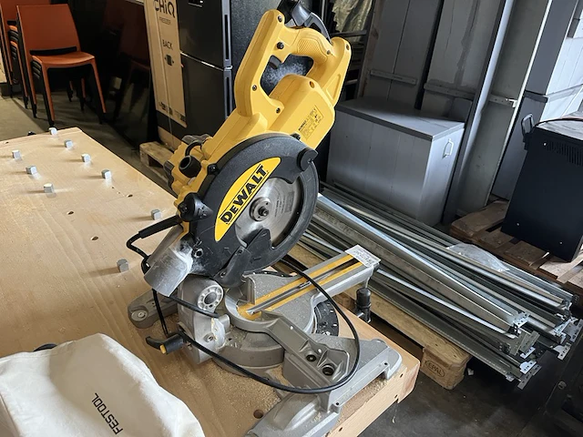 Werktafel met dewalt dws774-qs afkortzaag - afbeelding 9 van  10