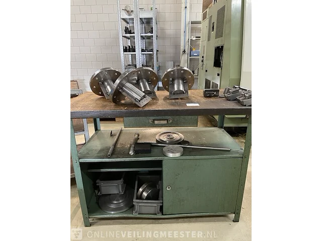 Werktafel met diverse metalen profielen - afbeelding 1 van  9