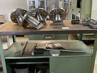 Werktafel met diverse metalen profielen - afbeelding 1 van  9