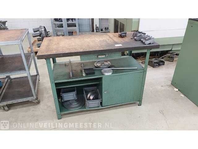 Werktafel met diverse metalen profielen - afbeelding 2 van  9