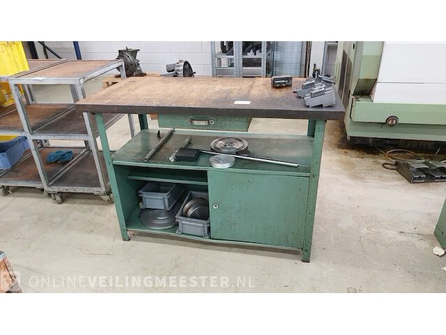 Werktafel met diverse metalen profielen - afbeelding 3 van  9