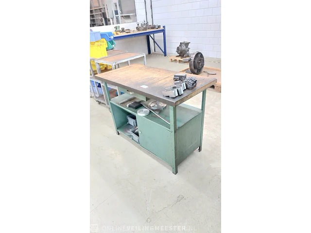 Werktafel met diverse metalen profielen - afbeelding 4 van  9