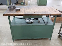 Werktafel met diverse metalen profielen - afbeelding 5 van  9